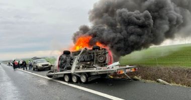 Stire din Eveniment : Incendiu devastator! O ambulanță a fost cuprinsă de flăcări