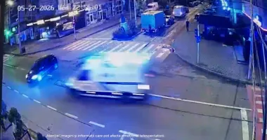 Stire din Eveniment : Accident violent între o ambulanță și o mașină. Impactul a fost surprins de camerele de supraveghere