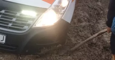 Stire din Eveniment : Viață pusă în pericol de drumurile impracticabile. Ambulanță tractată din noroi de un tractor