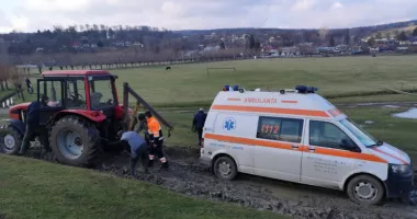 Stire din Eveniment : Salvarea nu a mai ajuns la timp. Ambulanță scoasă cu tractorul, pacientul era deja mort