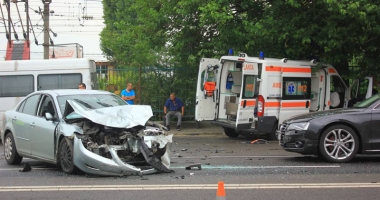 Stire din Eveniment : Când vor învăța pietonii să traverseze strada? Au văzut moartea cu ochii. O ambulanță aflată în misiune a făcut prăpăd pe b-dul IC Brătianu