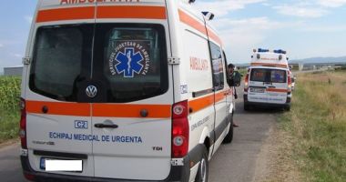 Stire din Eveniment : "DOREL" LOVEȘTE DIN NOU! AMBULANȚĂ cu pacient, BLOCATĂ  de muncitorii care asfaltau drumul
