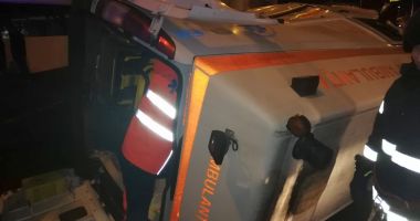 Stire din Eveniment : Ambulanță răsturnată, la Constanța. O asistentă medicală, rănită grav