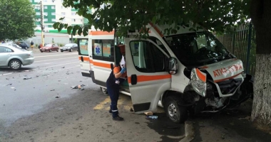 Când vor învăța pietonii să traverseze strada? Au văzut moartea cu ochii. O ambulanță aflată în misiune a făcut prăpăd pe b-dul IC Brătianu - 4