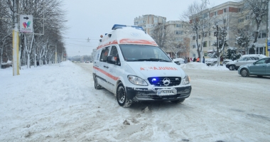 Stire din Sănătate : Ambulanța, sufocată de solicitări. "Ne temem să nu ne pice mașinile"