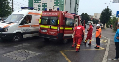 Când vor învăța pietonii să traverseze strada? Au văzut moartea cu ochii. O ambulanță aflată în misiune a făcut prăpăd pe b-dul IC Brătianu - 5