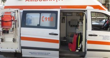 Stire din Eveniment : Mașină răsturnată în stațiunea Olimp. Un bărbat a ajuns la spital