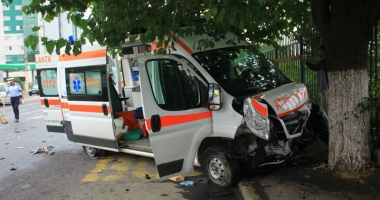 Când vor învăța pietonii să traverseze strada? Au văzut moartea cu ochii. O ambulanță aflată în misiune a făcut prăpăd pe b-dul IC Brătianu - 2