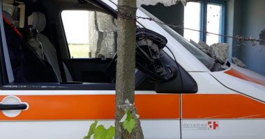 Stire din Eveniment : Accident cu ambulanță, în județul Constanța. Autosanitara a fost avariată