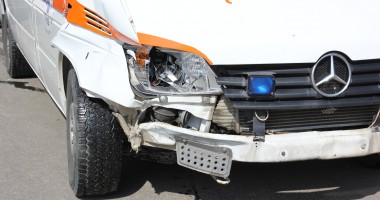 Ambulanță implicată într-un accident rutier. O asistentă, la spital