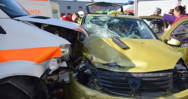 Ambulanță în misiune, făcută praf de un taxi. Patru persoane au fost rănite grav - 7