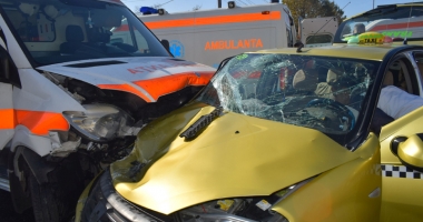 Stire din Eveniment : Ambulanță în misiune, făcută praf de un taxi. Patru persoane au fost rănite grav
