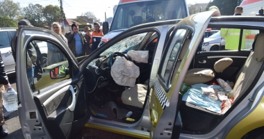 Ambulanță în misiune, făcută praf de un taxi. Patru persoane au fost rănite grav - 2