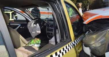 Ambulanță în misiune, făcută praf de un taxi. Patru persoane au fost rănite grav - 4