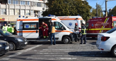 Ambulanță în misiune, făcută praf de un taxi. Patru persoane au fost rănite grav - 5