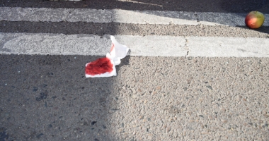 Ambulanță în misiune, făcută praf de un taxi. Patru persoane au fost rănite grav - 6