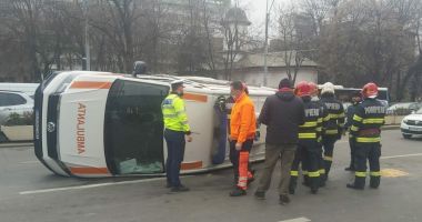 O ambulanță care transporta o femeie însărcinată s-a răsturnat în urma unui accident