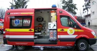 Doi adulți și patru copii, transportați de urgență la spital după un accident violent