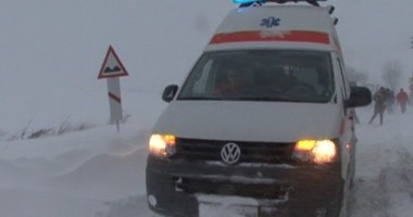Stire din Eveniment : Fetiță cu arsuri pe corp, transportată la spital cu un ATV din cauza troienelor