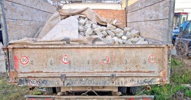 Stire din Social : Amenda uriașă pentru aruncarea deșeurilor de construcții pe câmp. Șoferul a rămas și fără autoutilitară