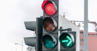 Stire din Actualitate : Amendă pentru cei care nu respectă semaforul verde intermitent. Regula pe care puțini șoferi o știu