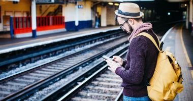 Stire din Actualitate : A tulburat liniștea publică cu un apel. Un bărbat a fost amendat pentru că vorbea prea tare la telefon, în gară