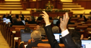 Stire din Politică-Administrație : SCHIMBĂRI IMPORTANTE DIN 2018: SALARIU MINIM DE 2000 DE LEI, diferențiat pe studii, impozit pe cifra de afaceri, contribuții mai mici