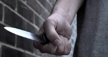 Stire din Eveniment : Amenințare cu cuțitul și sechestrare. Tânărul care a terorizat-o pe fosta iubită rămâne în arest