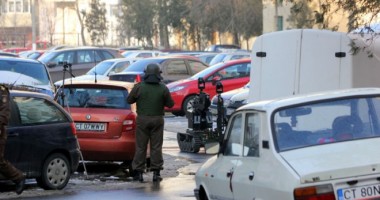 Stire din Eveniment : Urmarea falsei amenințări cu bombă: polițiștii vizionează camerele de supraveghere din zonă