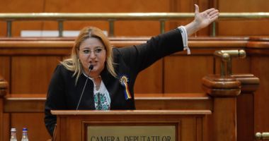 Stire din Eveniment : Șoșoacă amenință că “zboară creierii” polițiștilor cu o armă. Poliția Capitalei s-a autosesizat