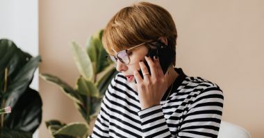 Stire din Social : Amenzi de până la 4.000 de lei pentru cei care nu respectă această regulă! Utilizarea greșită a telefonului, costă