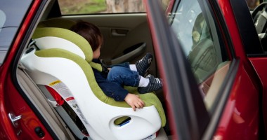 Stire din Eveniment : Amenzi usturătoare pentru șoferii care nu transportă copiii în scaune speciale