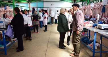 Stire din Social : Amenzi de mii de lei și zeci de kilograme de carne de miel confiscate de inspectorii sanitar-veterinari