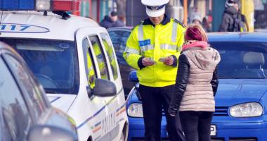 Stire din Eveniment : Străzile din județ, împânzite de polițiști! Zeci de amenzi și permise suspendate