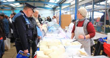 Amenzi usturătoare pentru piețarii  din Constanța - 3