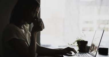 Stire din Actualitate : Cum pozează hackerii drept amorezi pe site-urile de dating și fură datele personale ale utilizatorilor