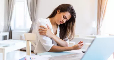 Stire din Sănătate : Amorțeala mâinii. Când furnicăturile ascund afecțiuni serioase