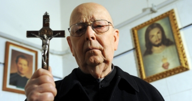 Stire din Actualitate : Exorcistul Vaticanului a murit. A făcut 160.000 de exorcizări în viața sa