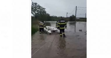 Stire din Eveniment : O bătrână și doi copii din Amzacea, salvați de pompieri cu o barcă pneumatică