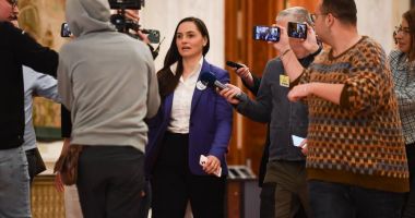 Stire din Politică-Administrație : Scandal în Parlament! Anamaria Gavrilă a chemat poliția să evacueze jurnaliștii care o așteptau