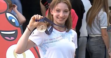Stire din Sport : Gimnasta Ana Maria Bărbosu a primit  medalia de bronz de la concursul de la sol, de la Jocurile Olimpice