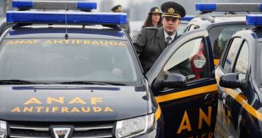 Stire din Eveniment : VIDEO. CONSTANȚA, INVADATĂ DE ANAF. INSPECTORII, ATACAȚI CU PIETRE, FLUIERAȚI ȘI HUIDUIȚI DE TURIȘTI