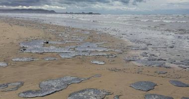 Stire din Actualitate : Alertă de poluare în Marea Neagră: O pată uriașă de petrol se îndreaptă spre țărm