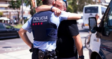 Stire din Actualitate : IMAGINEA SĂPTĂMÂNII / POLIȚISTUL EROU! A ucis singur 4 dintre cei 5 teroriști din Spania