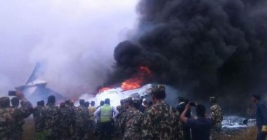 Stire din Eveniment : Tragedia aviatică din Nepal. Pilotul a suferit o criză de nervi și fuma încontinuu în cabină