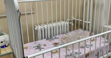 Stire din Social : Anchetă la spital, după ce o mamă, internată cu bebelușul de 2 luni, a rămas îngrozită de condiții