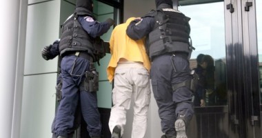 Stire din Eveniment : PERCHEZIȚII la suspecți de furt de combustibil și contrabandă cu țigări