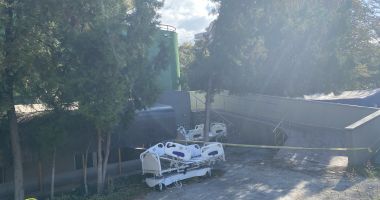 GALERIE FOTO. Anchetatorii, la Spitalul de Boli Infecţioase. Zeci de candele, aprinse în faţa unităţii - 4