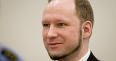 Stire din Actualitate : Anders Breivik amenință cu greva foamei în închisoare