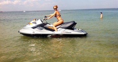 Stire din Monden : Andreea Bănică e sexy pe ski jet